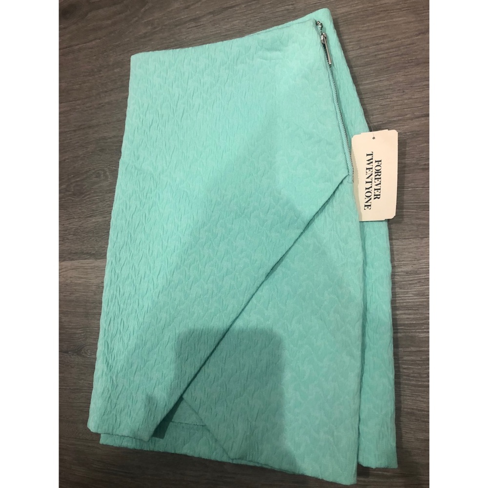 NWT  Mint green textured silver zipper moto mini.